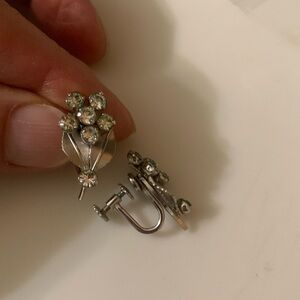 VINTAGE KREMENTZ RHINESTONE FLOWER SCREWBACK EARRINGS SIGNED SILVER TONE